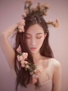 拥有一对雪白迷人大胸脯的白嫩美女性感高清私房写真