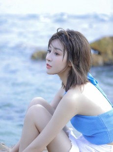 吊带短裤小妹海边凌乱美写真
