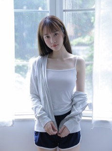 丰胸小美人吊带短裤迷人风情写真