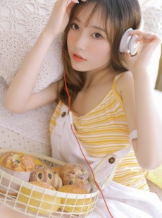眼神魅惑迷离的呆萌辣妹吊带背带裤减龄少女心壁纸