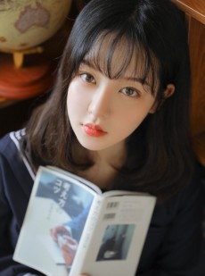 白嫩俏皮的学生服妹子明眸皓齿清纯唯美私房照