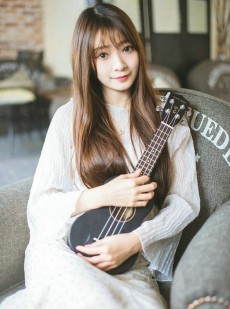 金发少女漂亮脸蛋室内个人写真