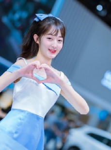 青春靓丽美女车模香肩美腿图片
