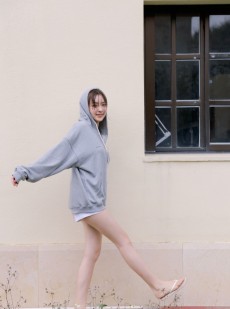 元气少女灰色卫衣长腿诱人写真