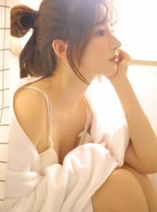 浴室少女酥胸嫩乳半遮半掩风情美女写真
