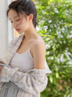 阳光少女香肩吊带迷人套图