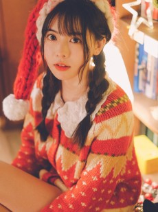 麻花辫美女白皙大长腿居家写真