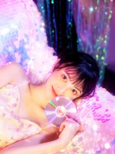 美背性感诱人的妩媚佳人长颈香肩肌肤白皙惹火私房照