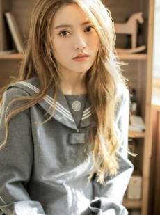 金发美女校花水手制服教室写真