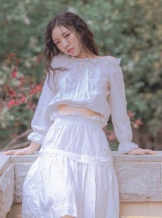 年轻的小姑娘森系长裙慵懒迷人艺术照