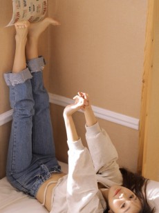 牛仔裤美女纤细小蛮腰床上写真