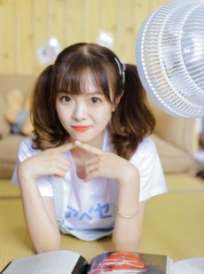 邻家女孩杏眼红唇清纯美女图片