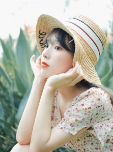 碎花连衣裙小姐姐红唇雪肤写真