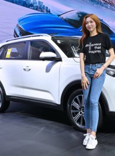 牛仔裤美女车模性感大长腿套图