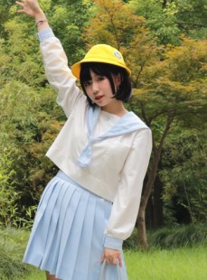 可爱小黄帽萝莉户外清纯水蓝色校园制服写真