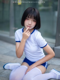 清纯美眉时尚短发休闲运动服修长美腿销魂美女图库