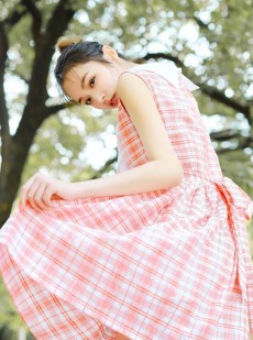邻家大姐姐粉嫩格子裙白皙面孔养眼清纯写真图片