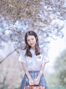 清纯美女学生妹户外养眼制服诱惑写真图片