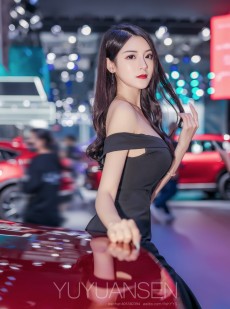 红唇雪肤美女车模前凸后翘辣图